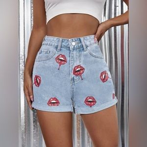 Super cute high waisted shorts, printed with lips.